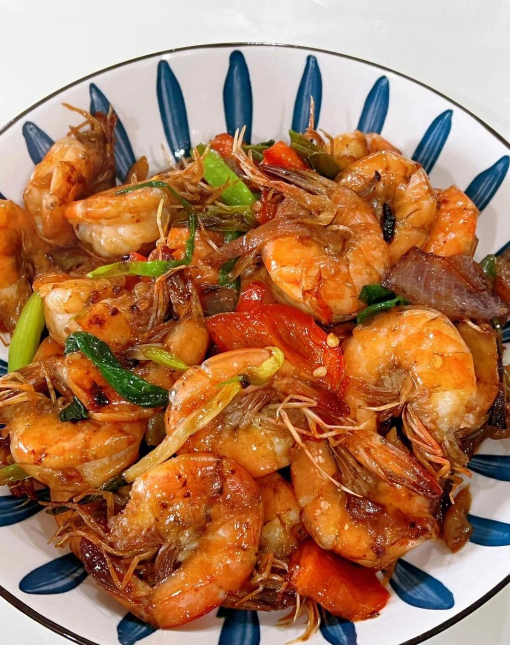 今日分享油焖大虾 96食材:大虾,洋葱,青红辣椒,葱姜蒜,香葱段 96