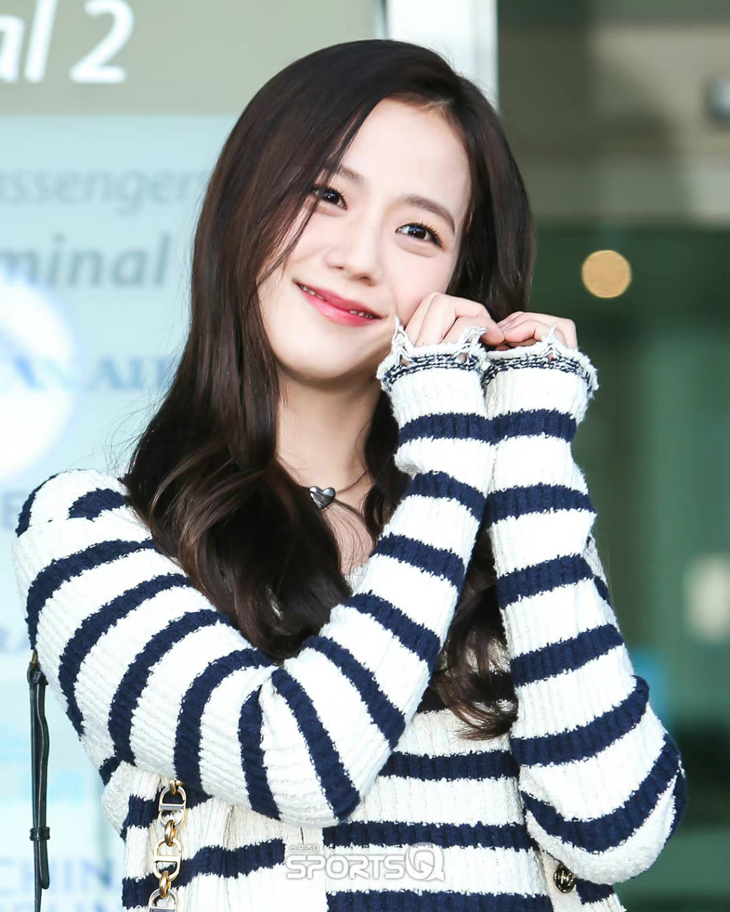 jisoo出发巴黎机场生图 这一身清纯又减龄 jisoo今日出发前往巴黎参加