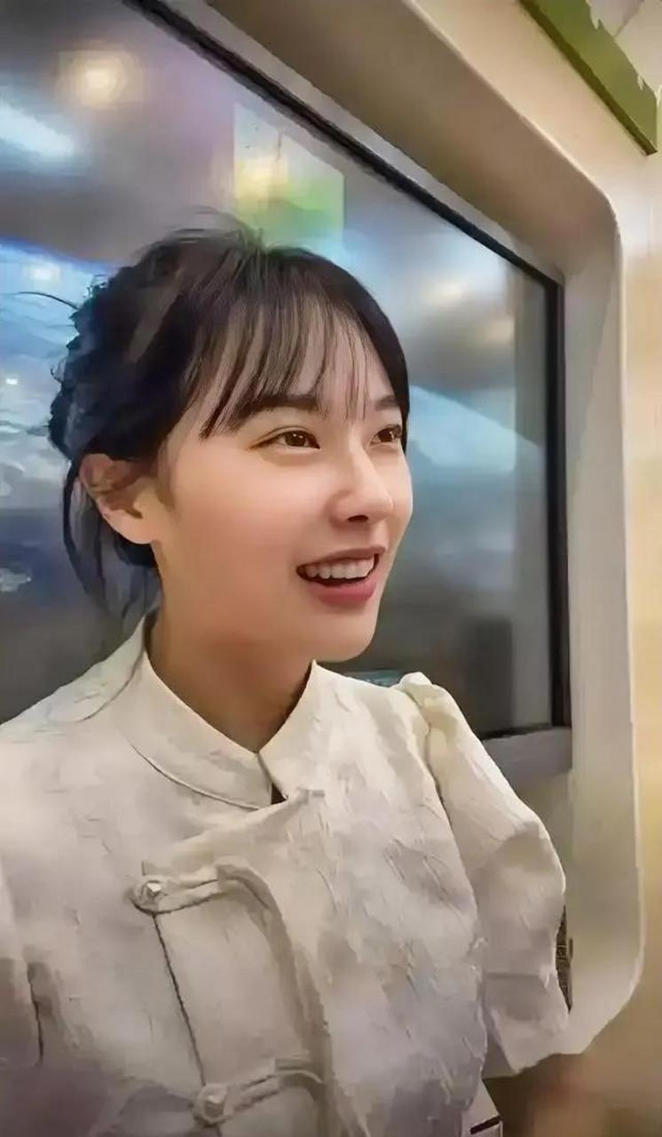 女教师孕期出轨男老师,车库,寝室都是其战场,她是一个无耻的荡妇,另一