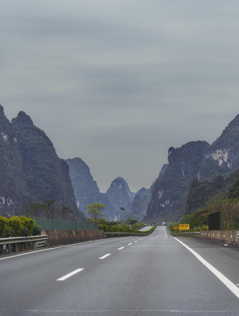 虽是阴天,最美合那高速公路也不失其秀丽景色