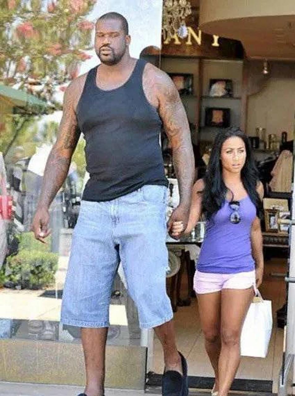 奥尼尔和他妻子,体型差距之大可以申请吉尼斯世界纪录了[泪奔]