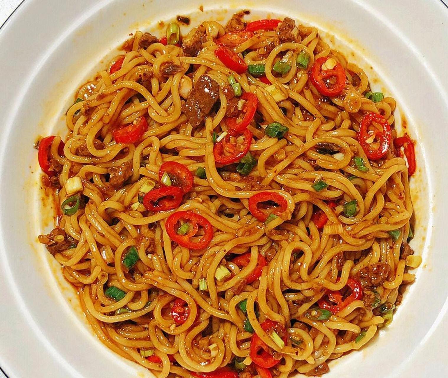 素椒杂酱面,只要两分钟就可还原地道川味面馆味道,做法超级简单,面条