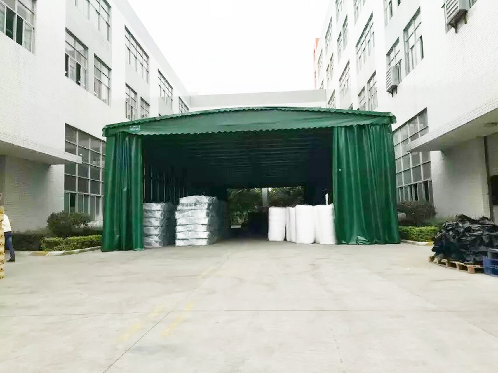 浅谈推拉棚这个产品,推拉棚属于活动可以移动的产品,具有遮阳防雨的