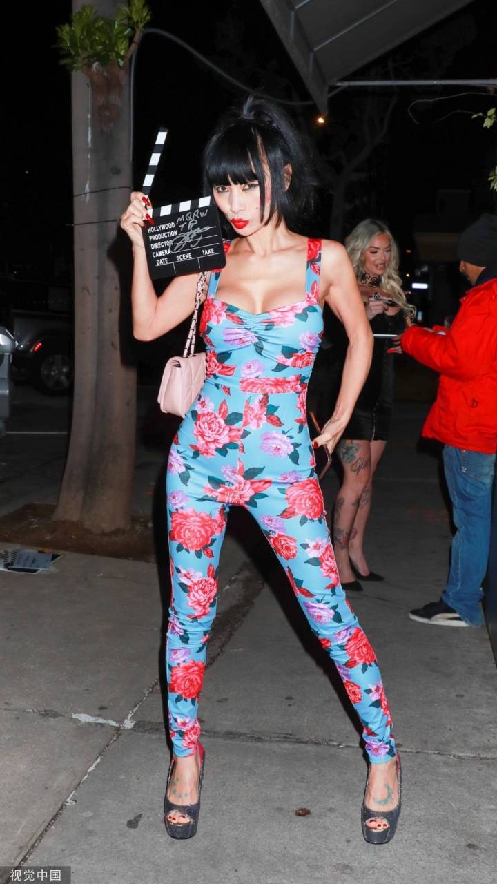 演员白灵身穿吊带印花连体裤 高马尾红唇吸睛