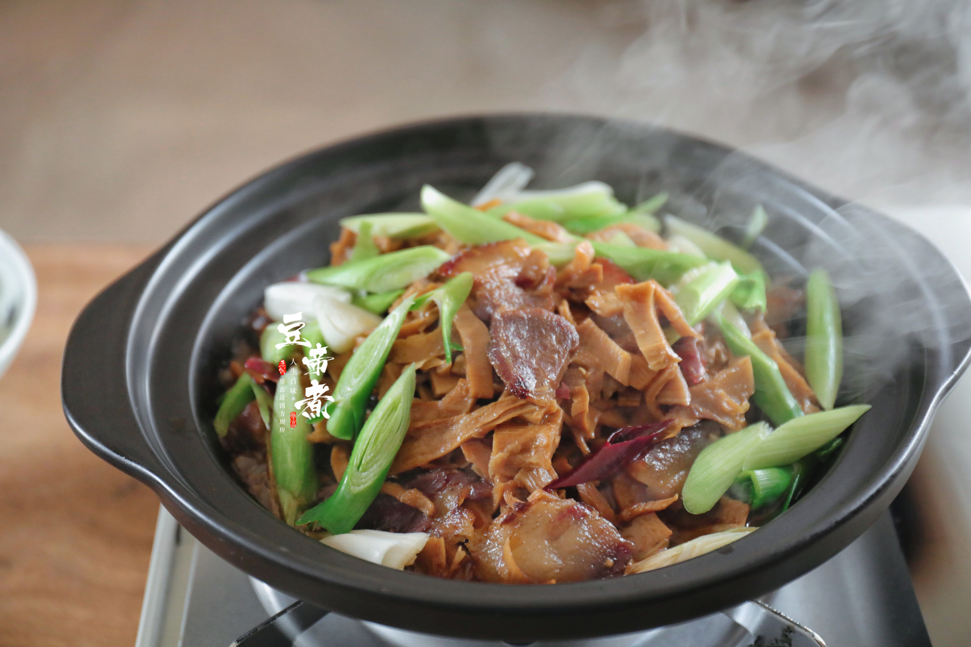 与之搭配的湖南腊肉,肥瘦相间经过煸炒出油佐以辣椒,蒜头等提香.