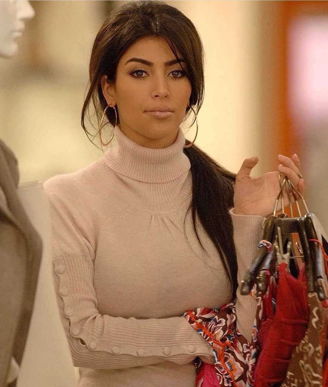 金卡戴珊年轻时的容颜,带了些清纯的初恋感,五官足够精致,而且将温柔