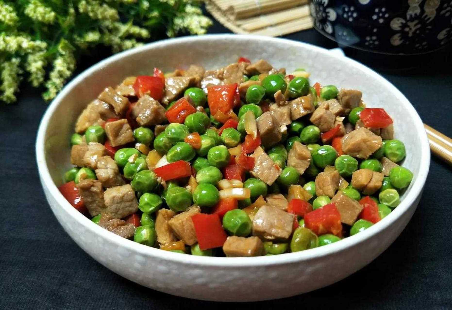 一道春天气息很浓的一道菜,豌豆炒肉丁是米饭的绝好搭档,碧绿的豌豆