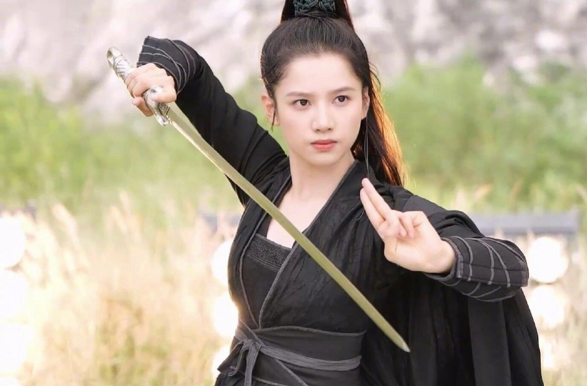 张婧仪古装初体验,张婧仪黑衣高马尾女装扮相来了,侠女造型适配度还挺