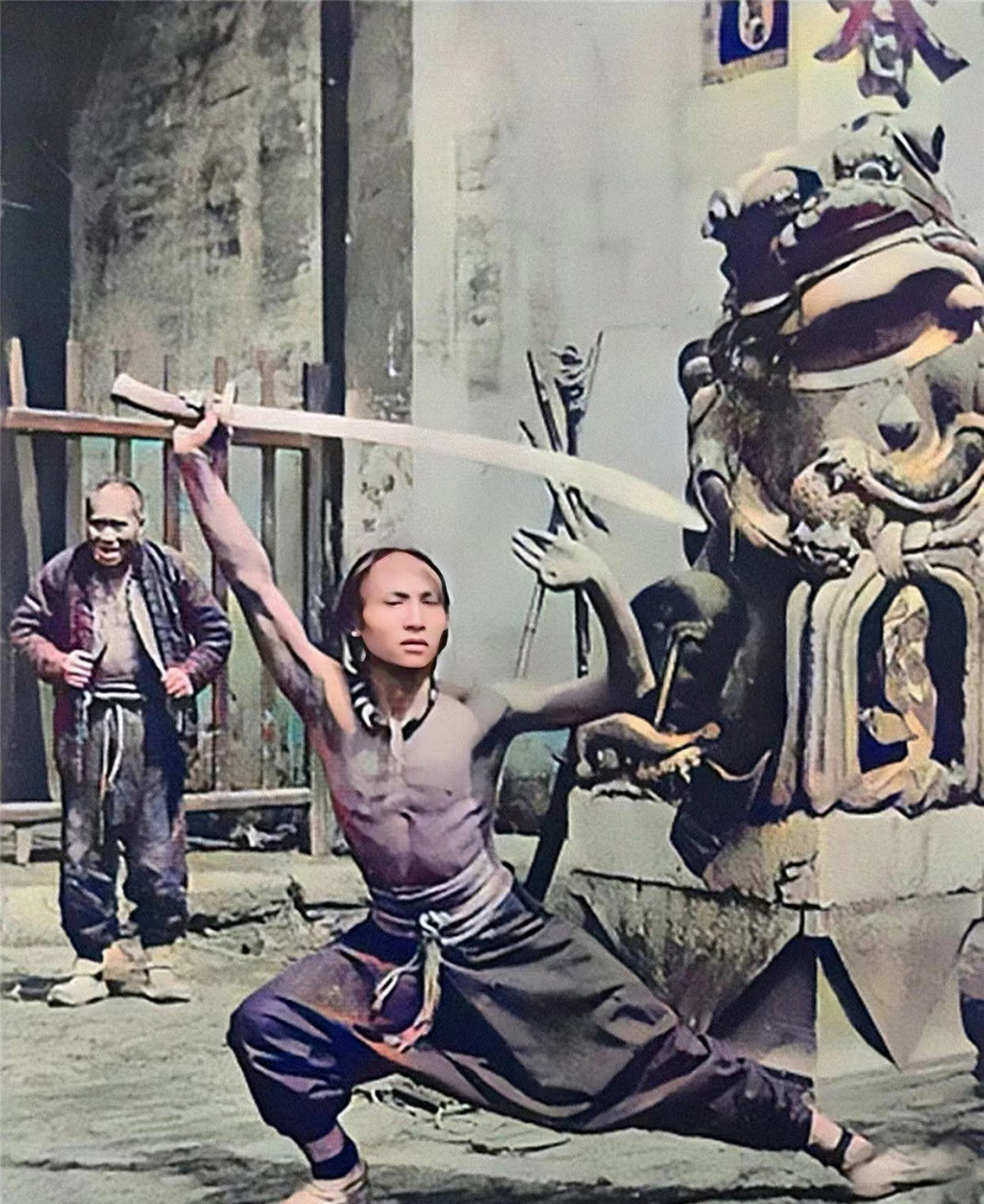 在清朝末年,一位武术家正在表演他的武术技艺,他手持刀剑,精神抖擞.