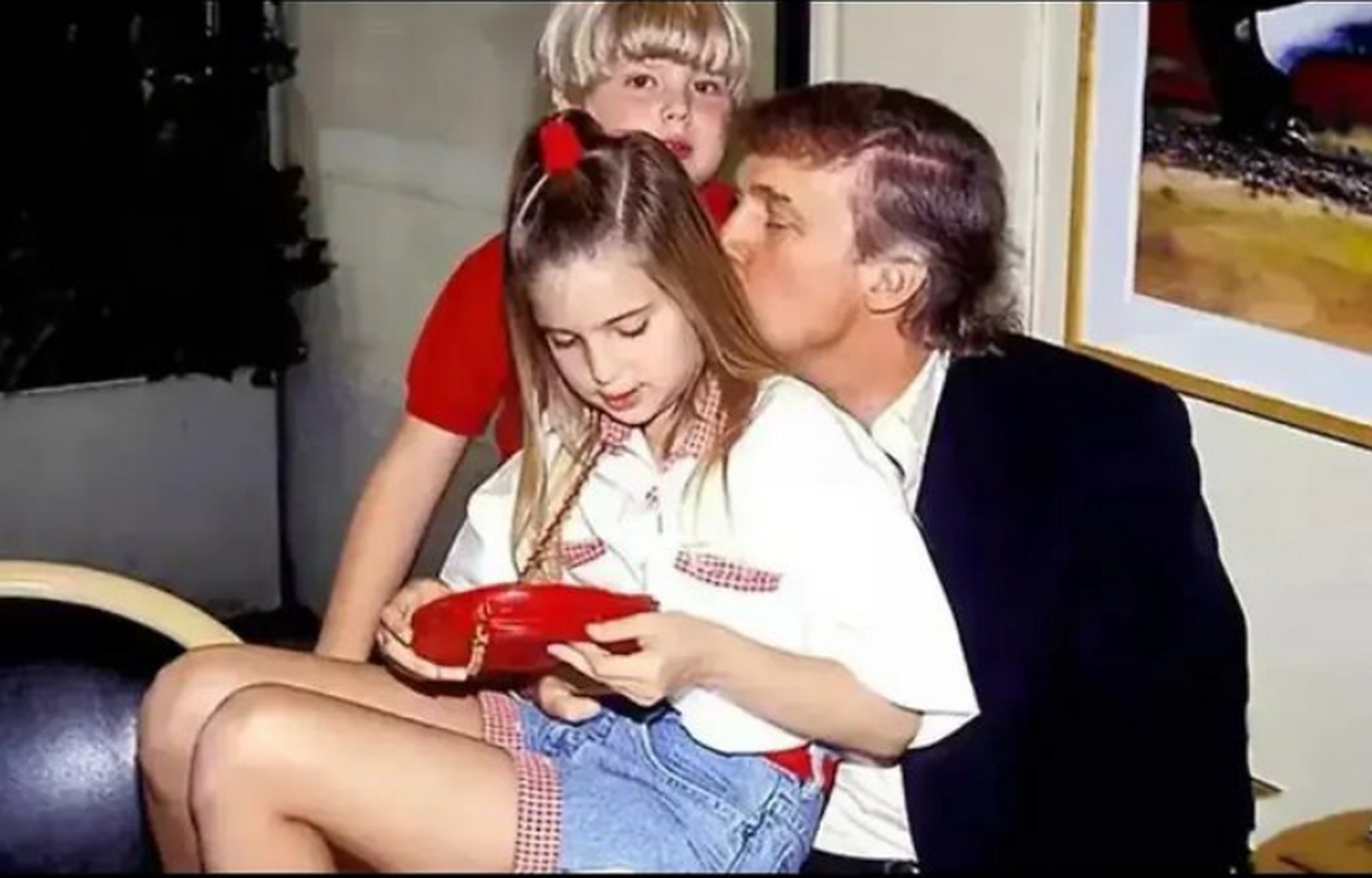 上世纪90年代,童年时期的伊万卡过10岁的生日,老特送给她了一个红色的