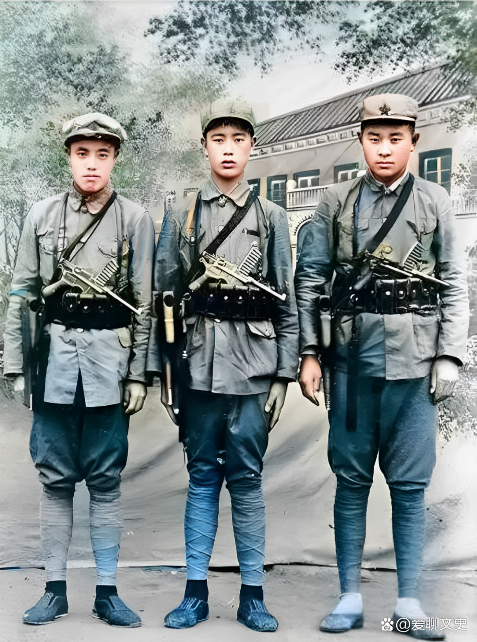 1935年在陕西延安山拍摄的一张照片显示,红军战士正在进行一次顺利的