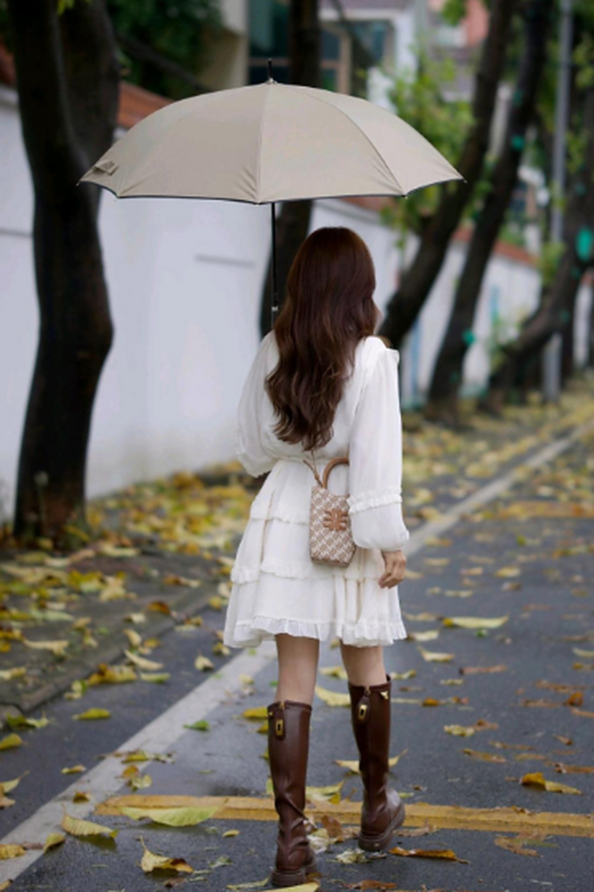 这个裙子令我爱上了自己的背影|||雨天拍照真的特别有氛围感