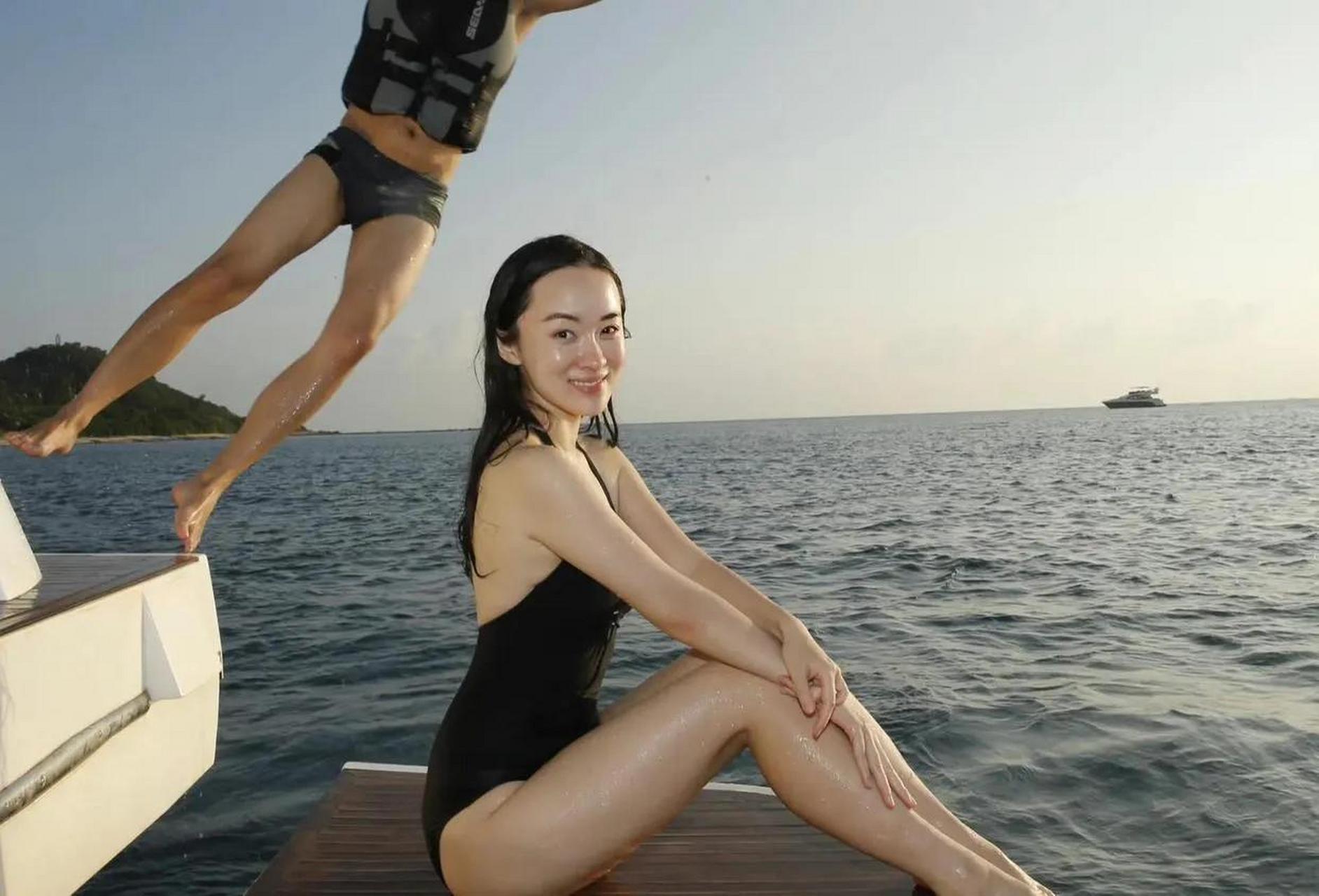 看看霍思燕和杜江玩的多开心,两人海边戏水,真是像一对水中鸳鸯!