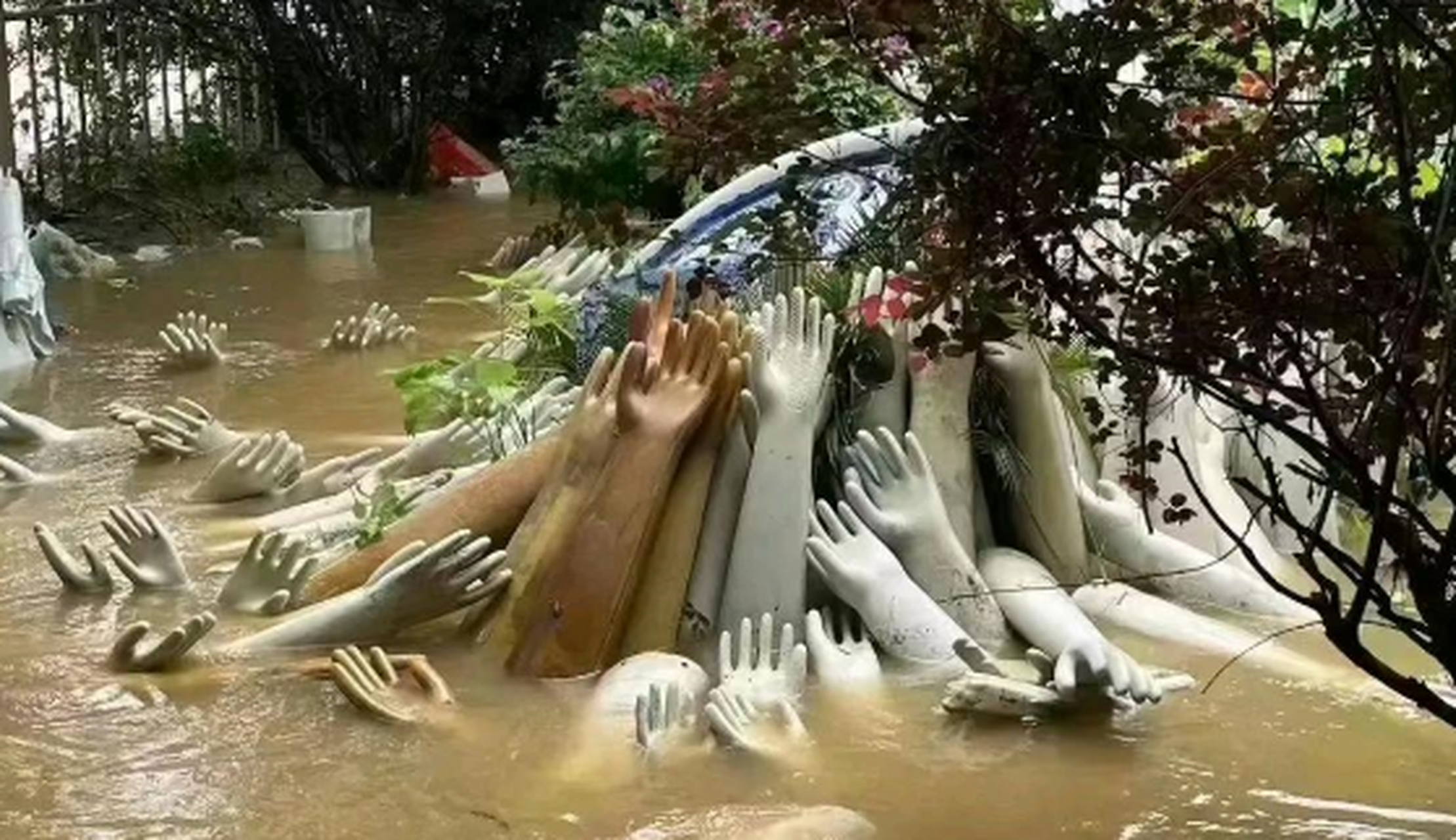这就是泥菩萨过河,自身难保!