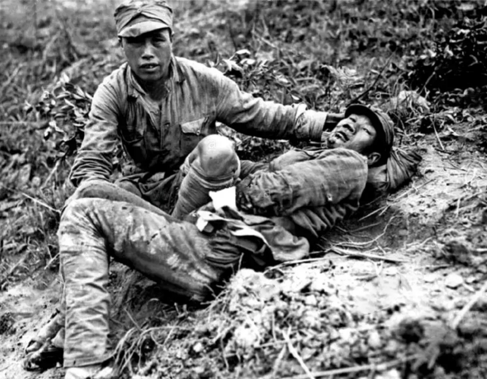 这是1944年的一张照片,记录了一名受伤等待救治的抗日战士.