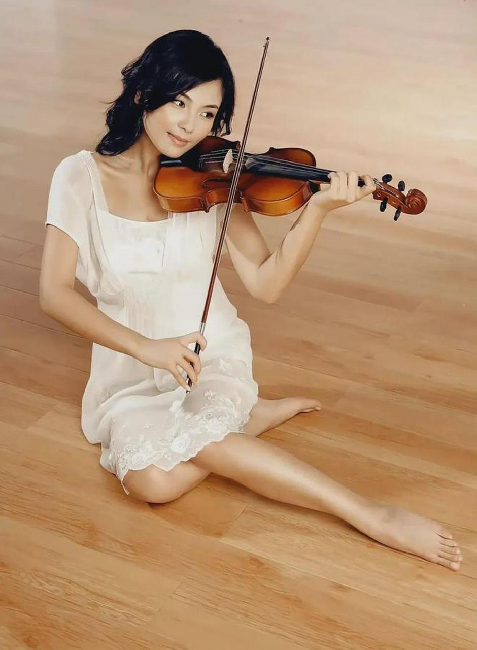 刘涛是一位非常优雅迷人的女性,她拍摄了一张写真照,在照片中她端坐拉