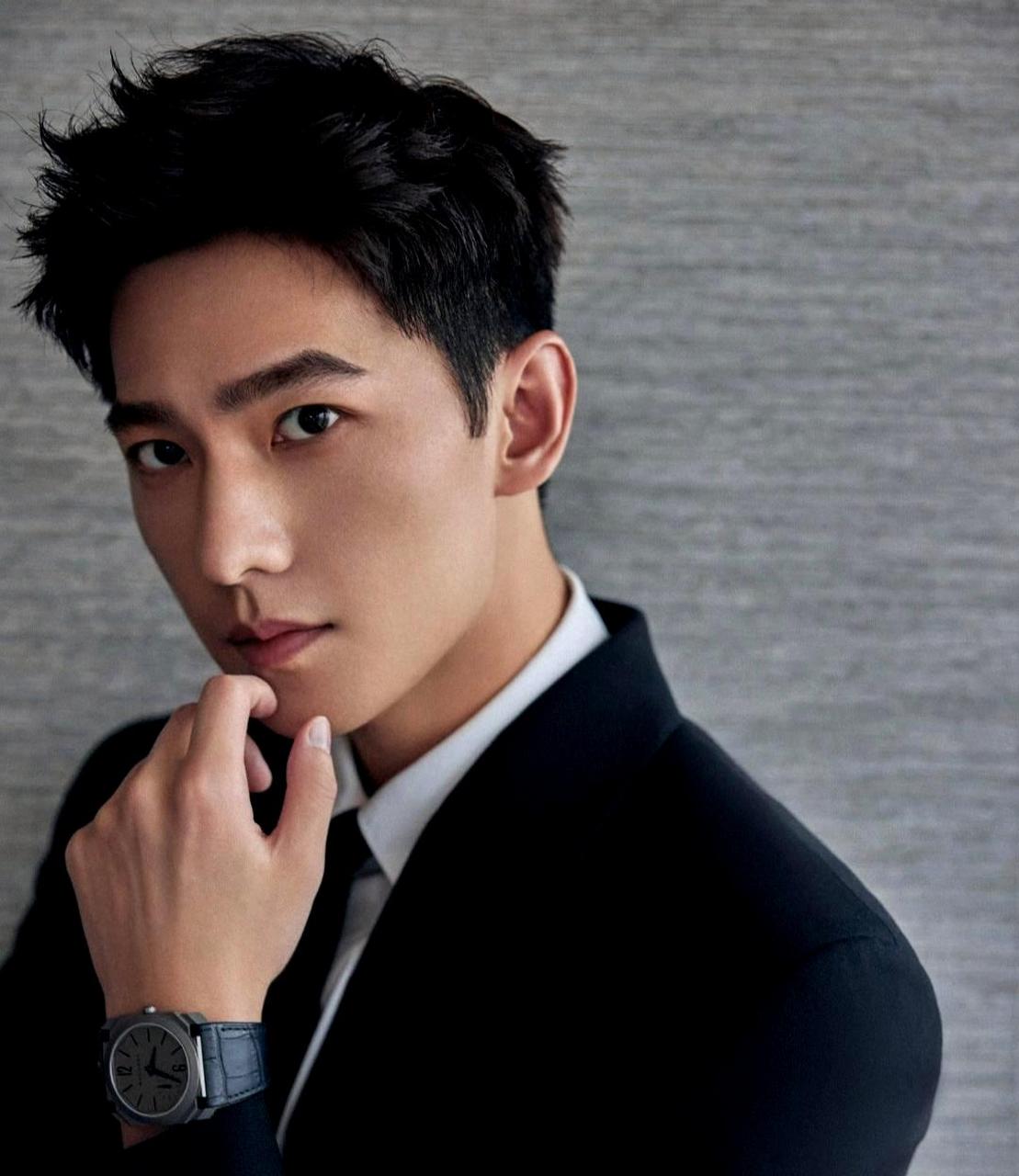 杨洋身穿黑色西装出席盛典颁奖礼,优雅挺拔地上台领奖.