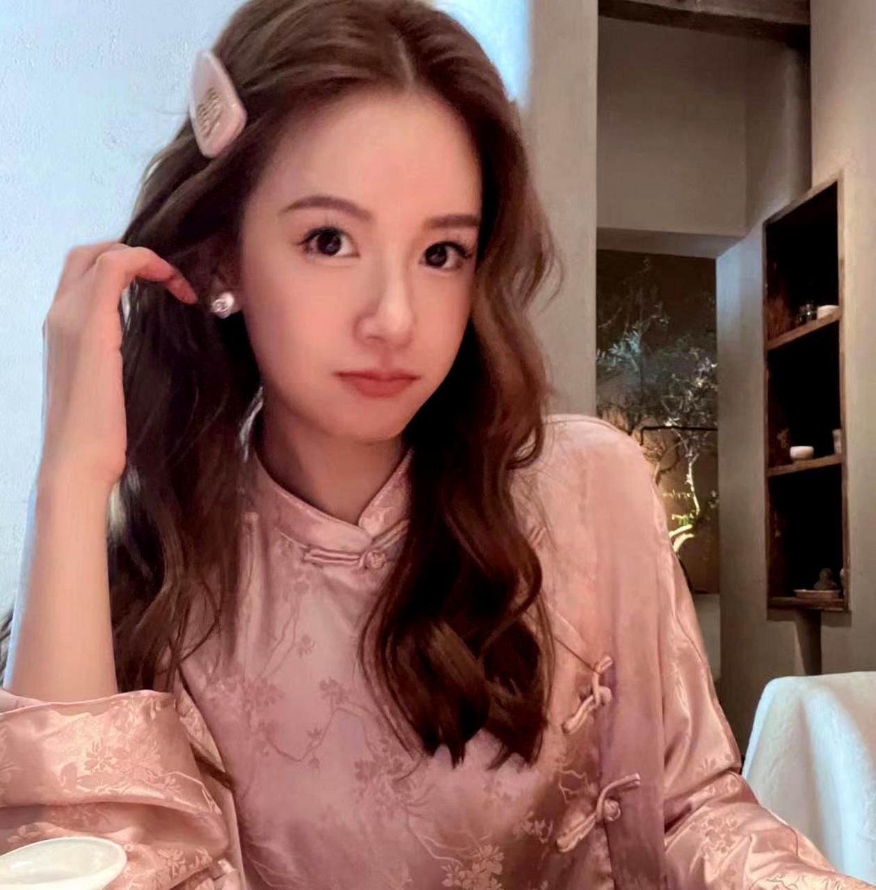 张子萱在喝茶时不忘自拍,连续切换三种表情,展现出与女艺人们不相上下