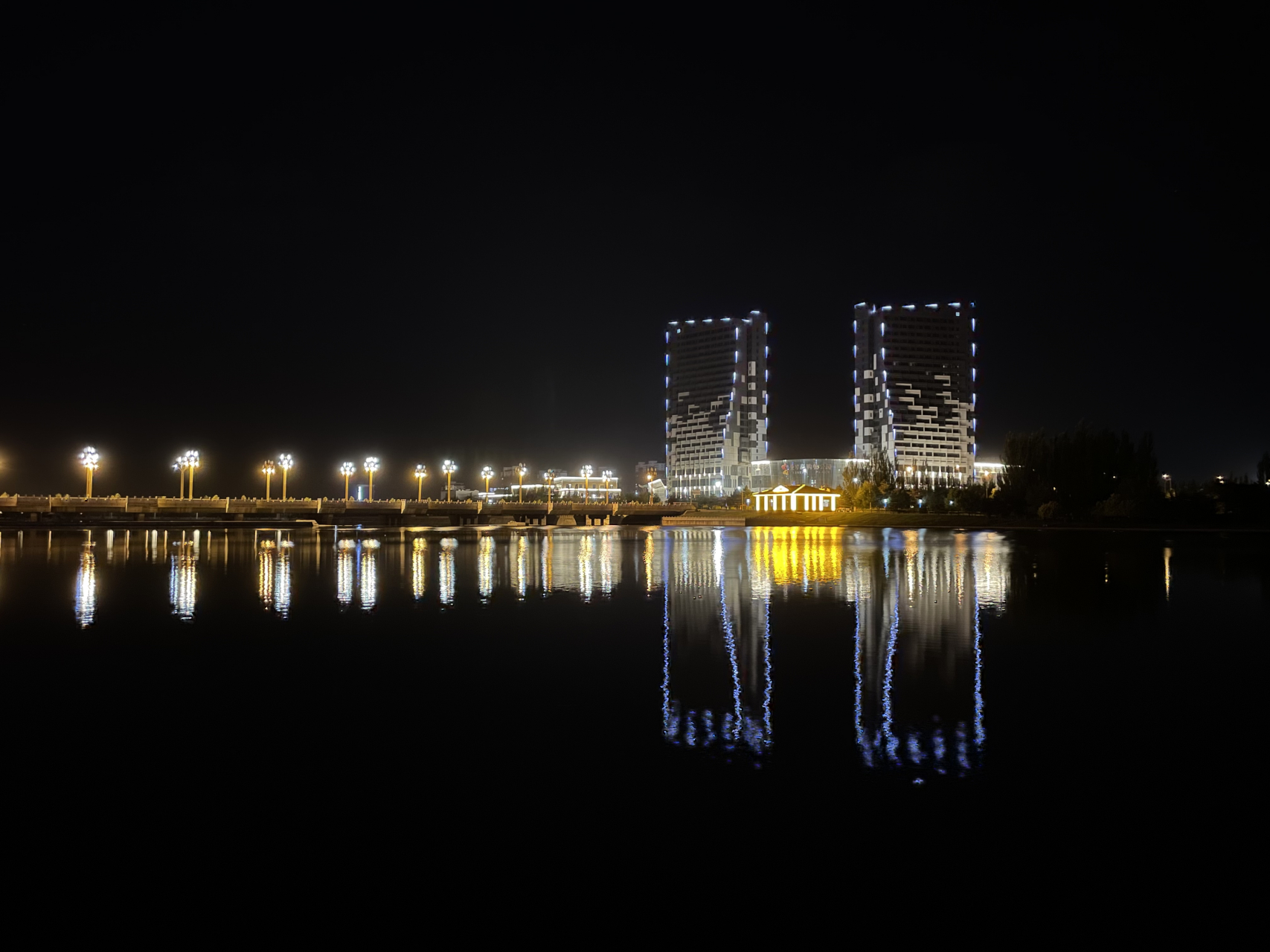 朔州的恢河夜景也挺美的! 缘来缘去,时光匆匆.思绪绵延,思念暗藏.