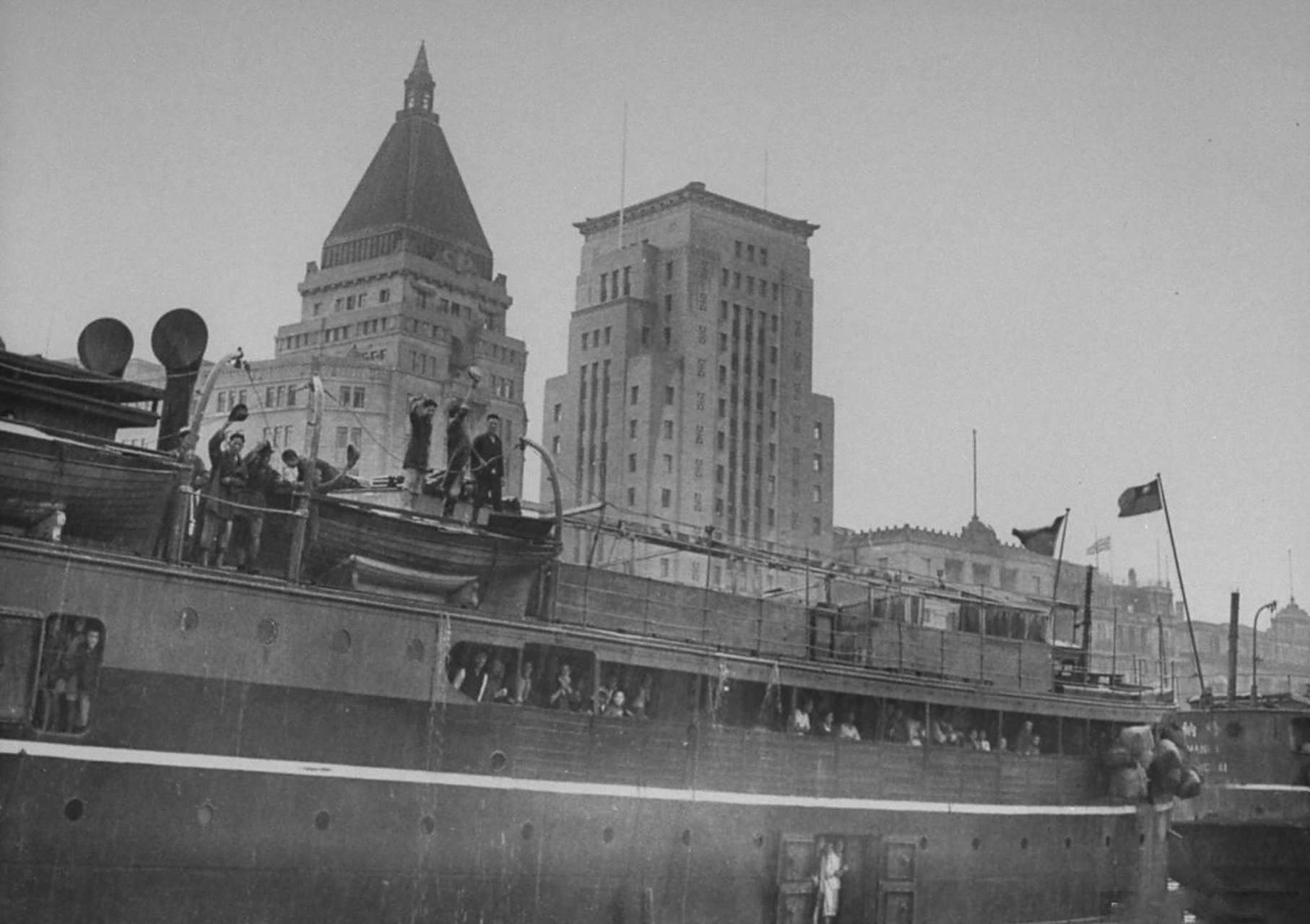 【老照片】1945年11月,上海,黄浦江上的客轮 #老照片的故事