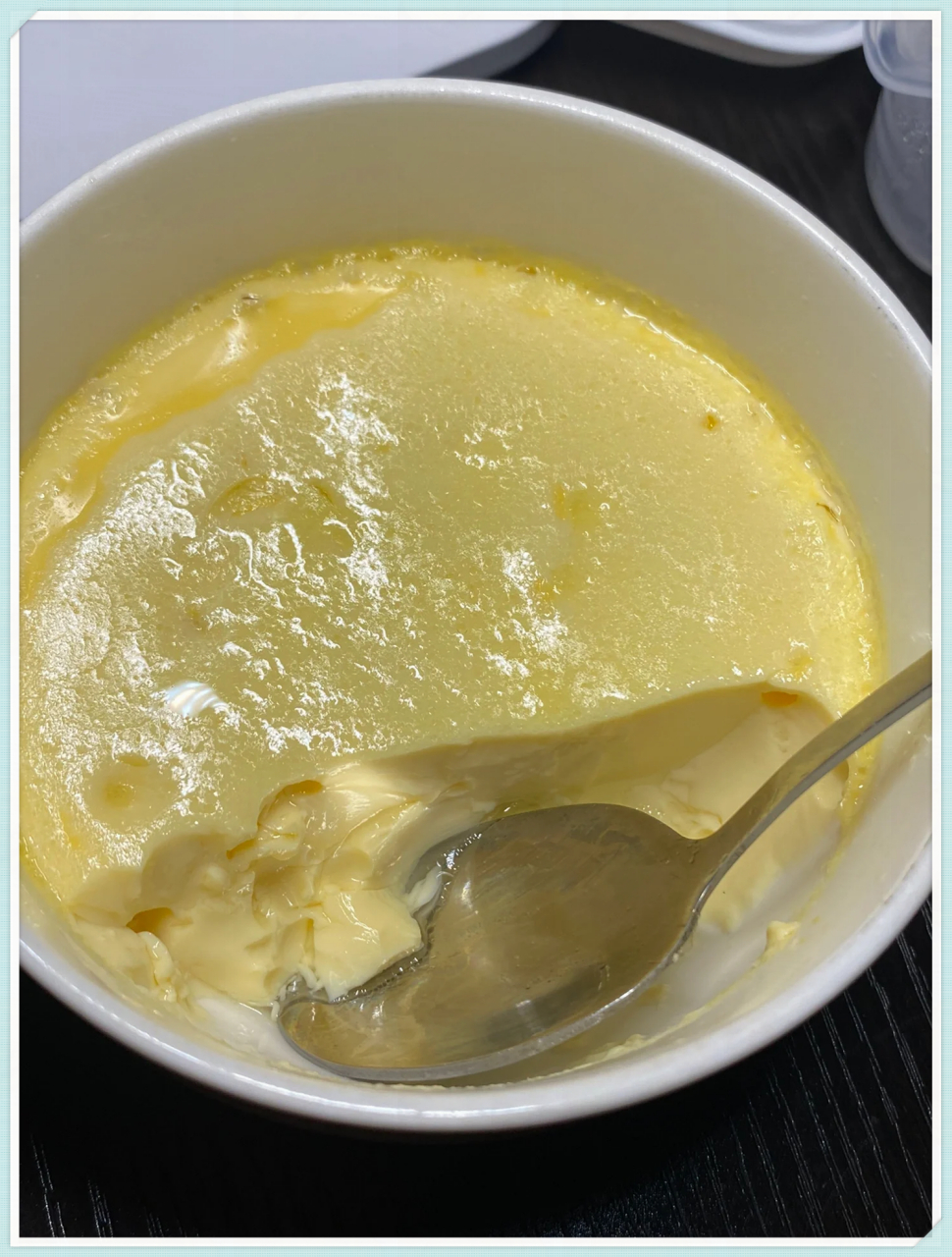 鸡蛋,盐和橄榄油混合,打散