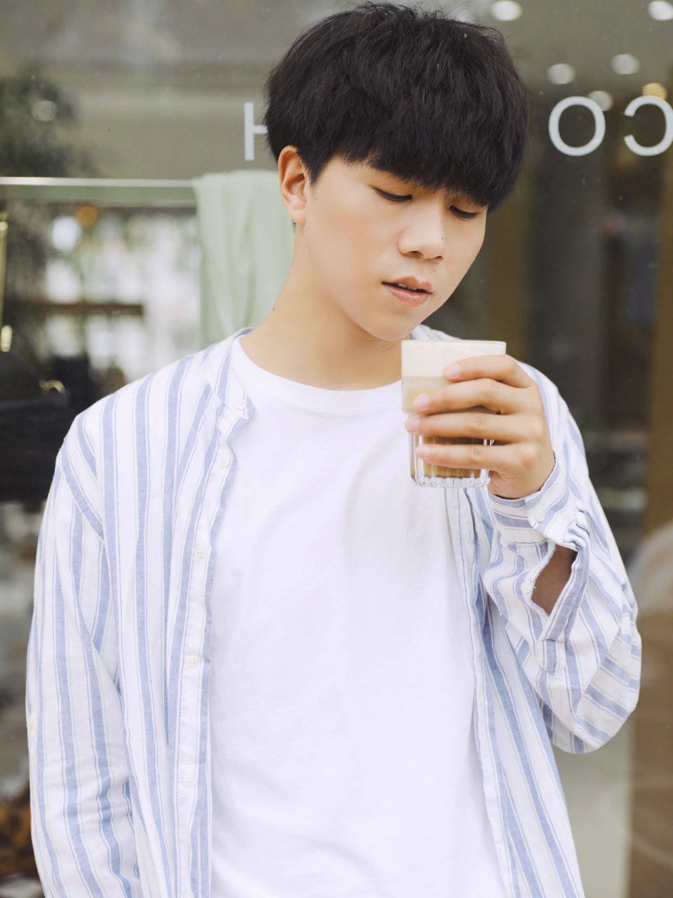 抖音歌手刘大壮 水边咖啡馆拍照 给刘大壮合作了两组写真照片 第一组