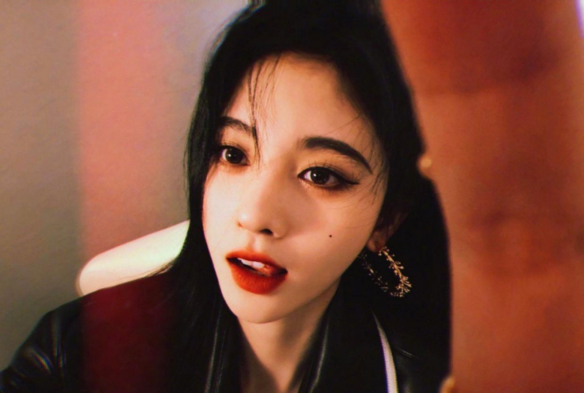 鞠婧祎咬嘴唇的样子真撩人,看起来像邻家大姐!