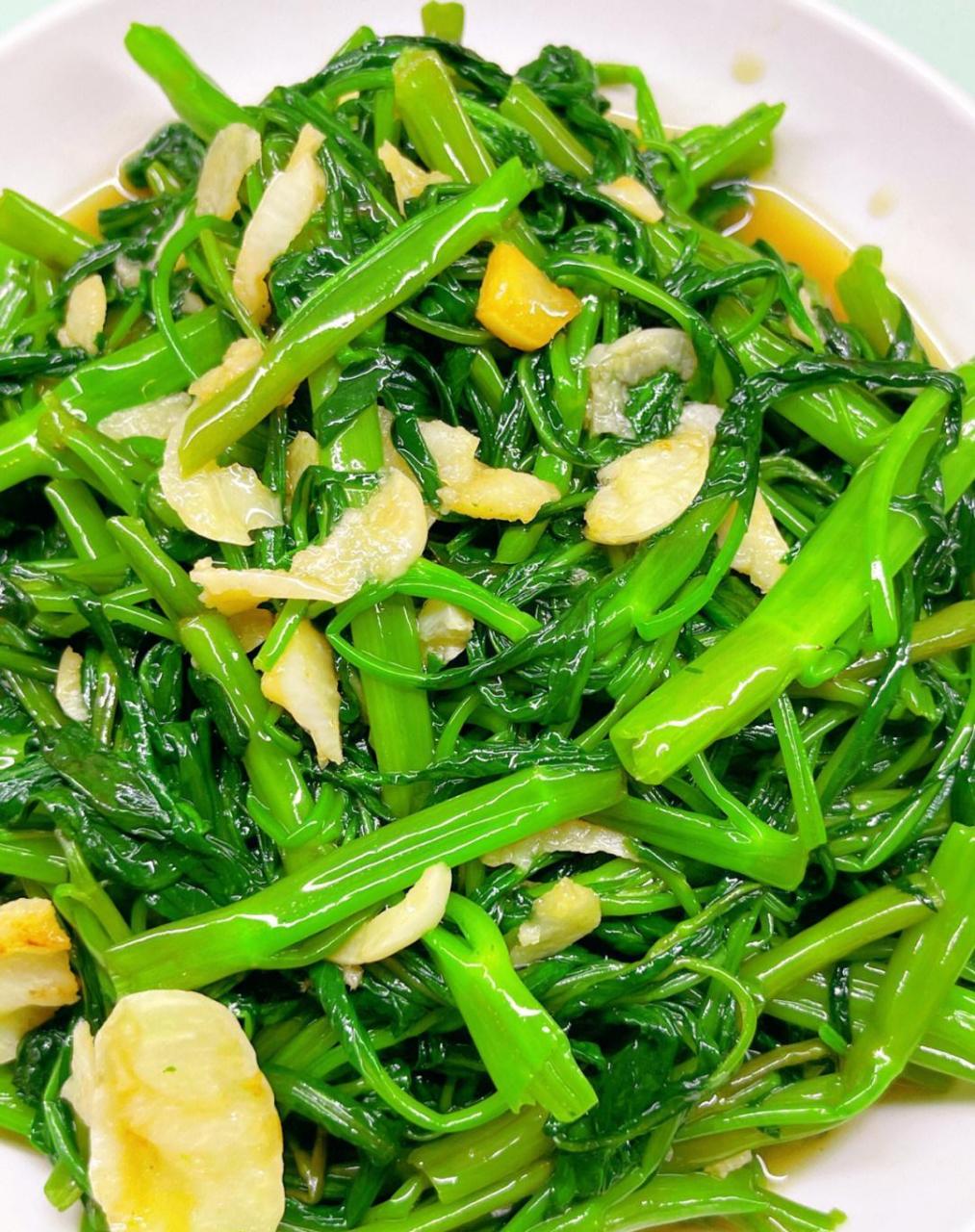今天跟大家分享好吃不胖的家常快手菜~蒜蓉空心菜,青菜这样做,连吃