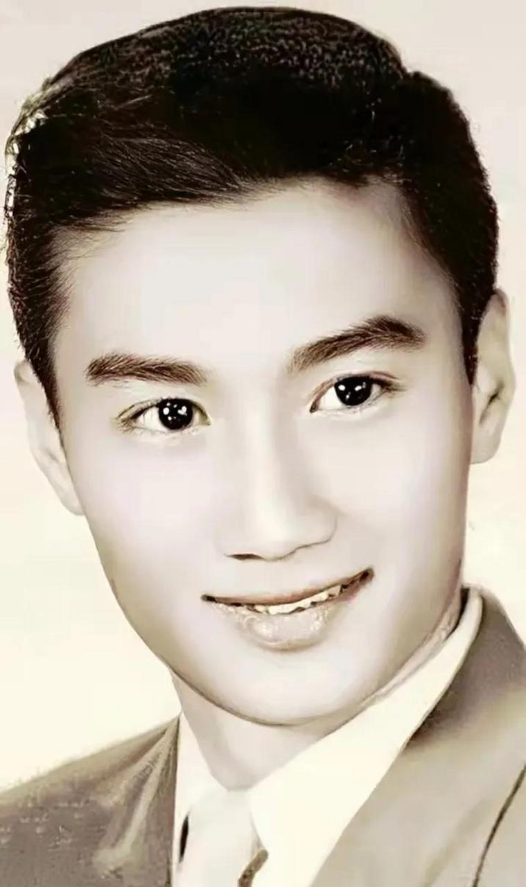 领动计划# 谢霆锋的老子谢贤,年轻时好帅. 感觉比谢霆锋帅多了.