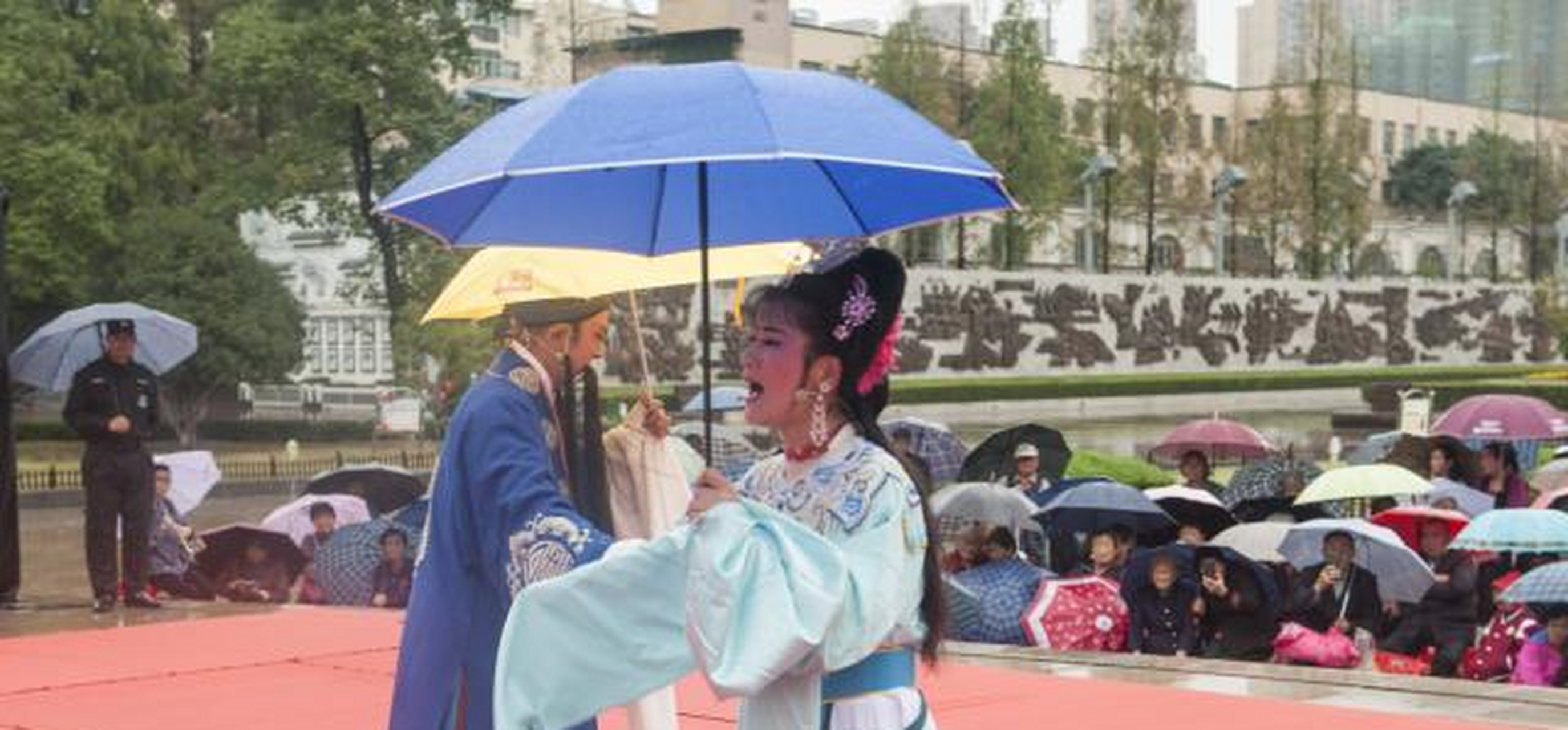 安徽合肥:国庆假期,戏迷冒雨观看经典庐剧《二度梅[下雨]