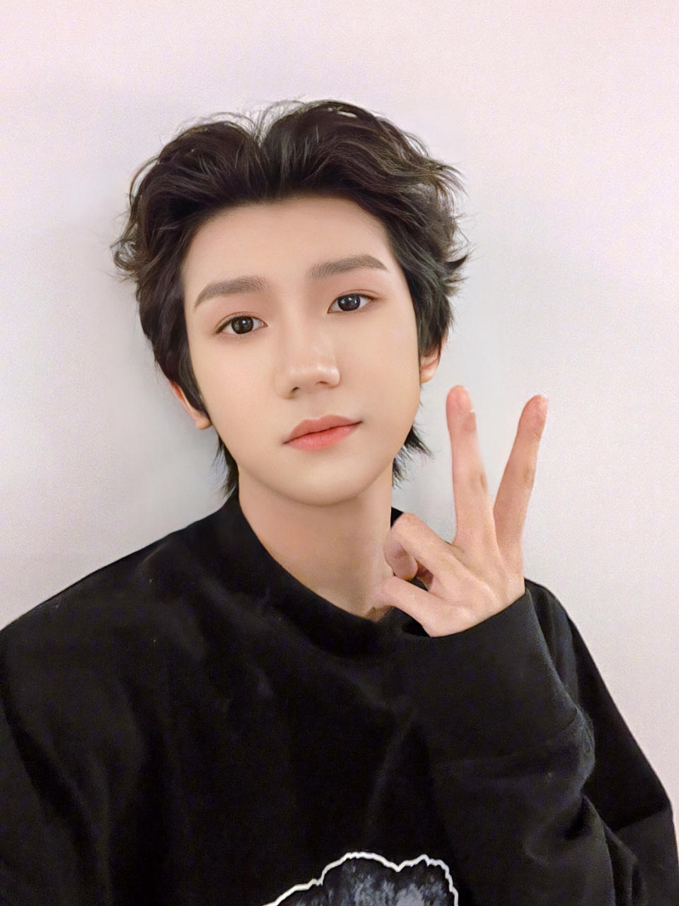 王源最新自拍来了 |||王源更新动态一则,终于终于终于自拍了 配文