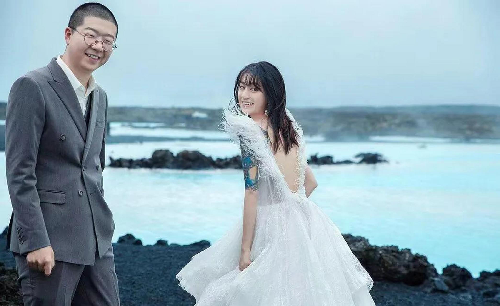 gif创作人 李诞黑尾酱冰岛婚纱照曝光,黑尾酱无袖白色公主裙大秀