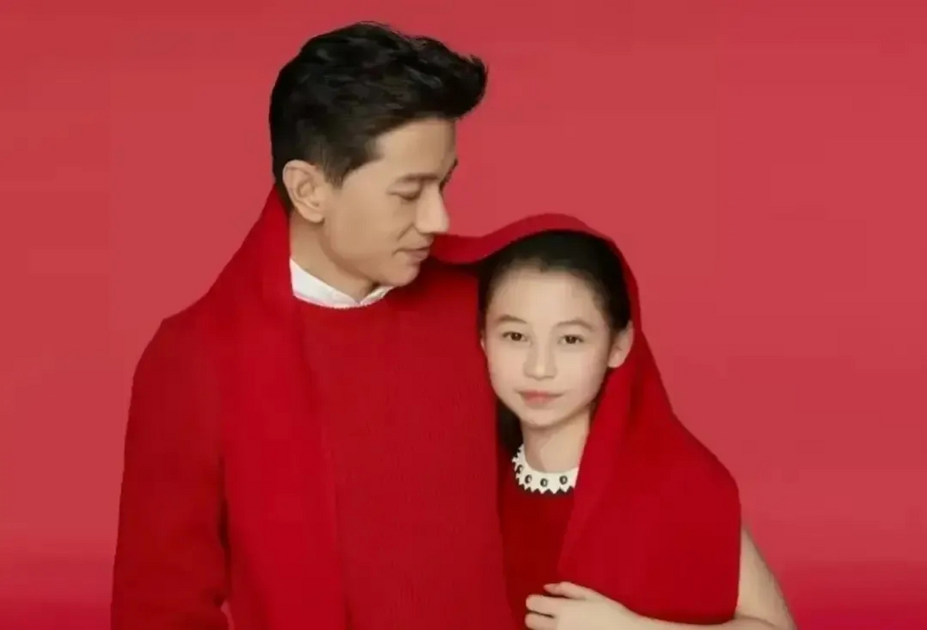 女儿brenda(李韵迪)一袭红色拼白色几何图案的连衣裙亮相,无袖设计和