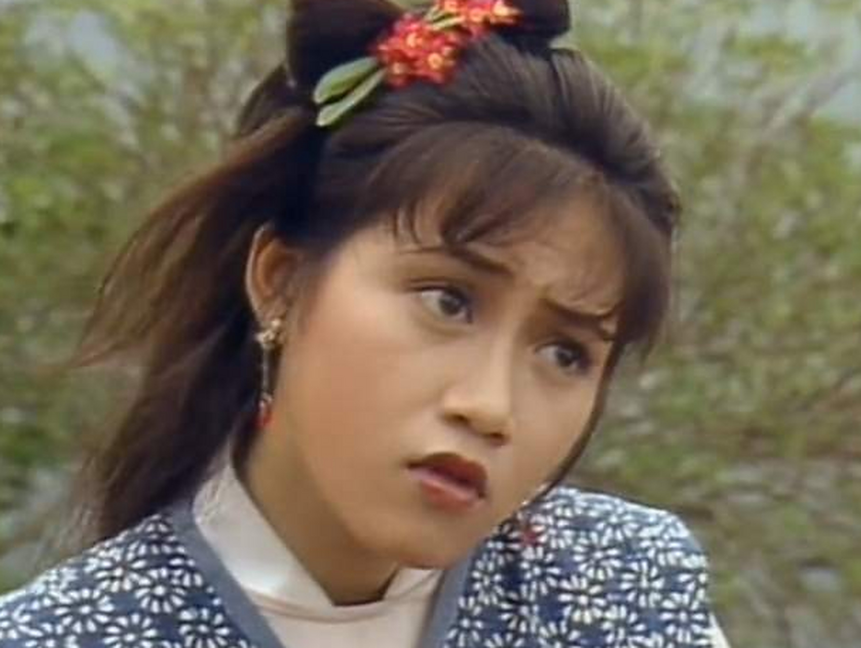 傻姑平时疯疯癫癫的,由于小时候被父亲曲灵风之死吓傻了,智力远不如