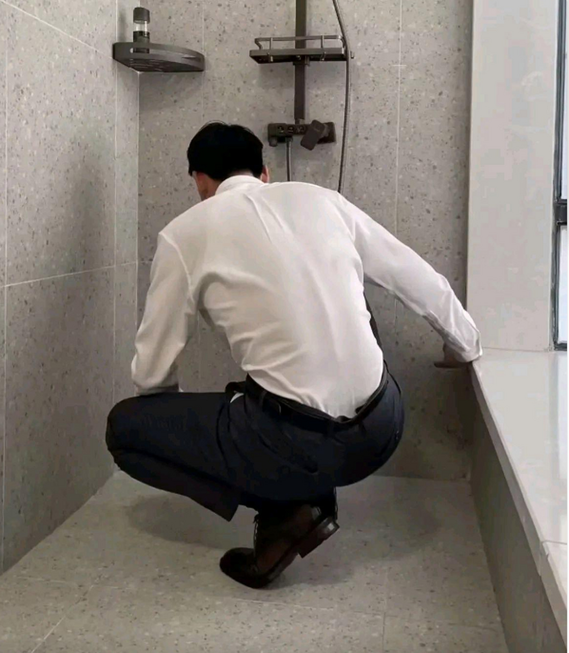 这位帅哥,你是不是放屁了?