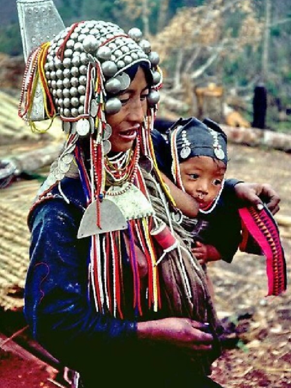 阿卡哈尼族头饰分类与对比  阿卡是一个土著山地部落,主要生活在中国