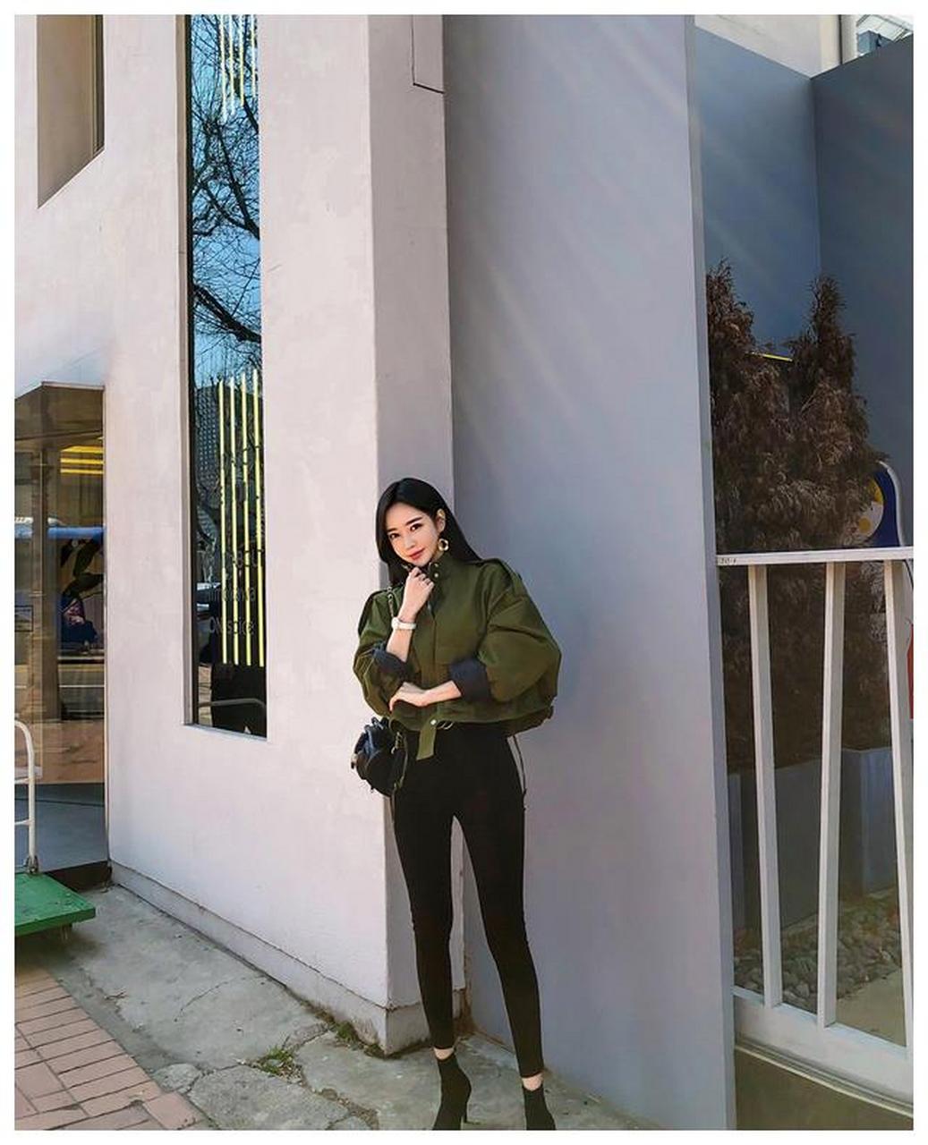 孙允珠高清美图:干涸仙人掌油绿机车夹克外套