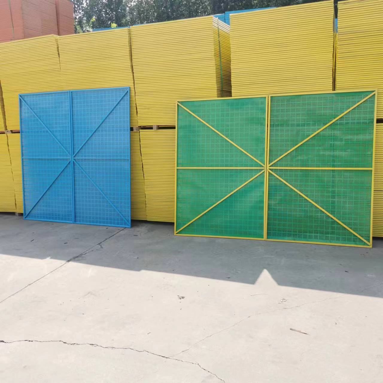 爬架网片是一种用于建筑外墙的防护网片,常用尺寸有1.5m x 1.5m,1.