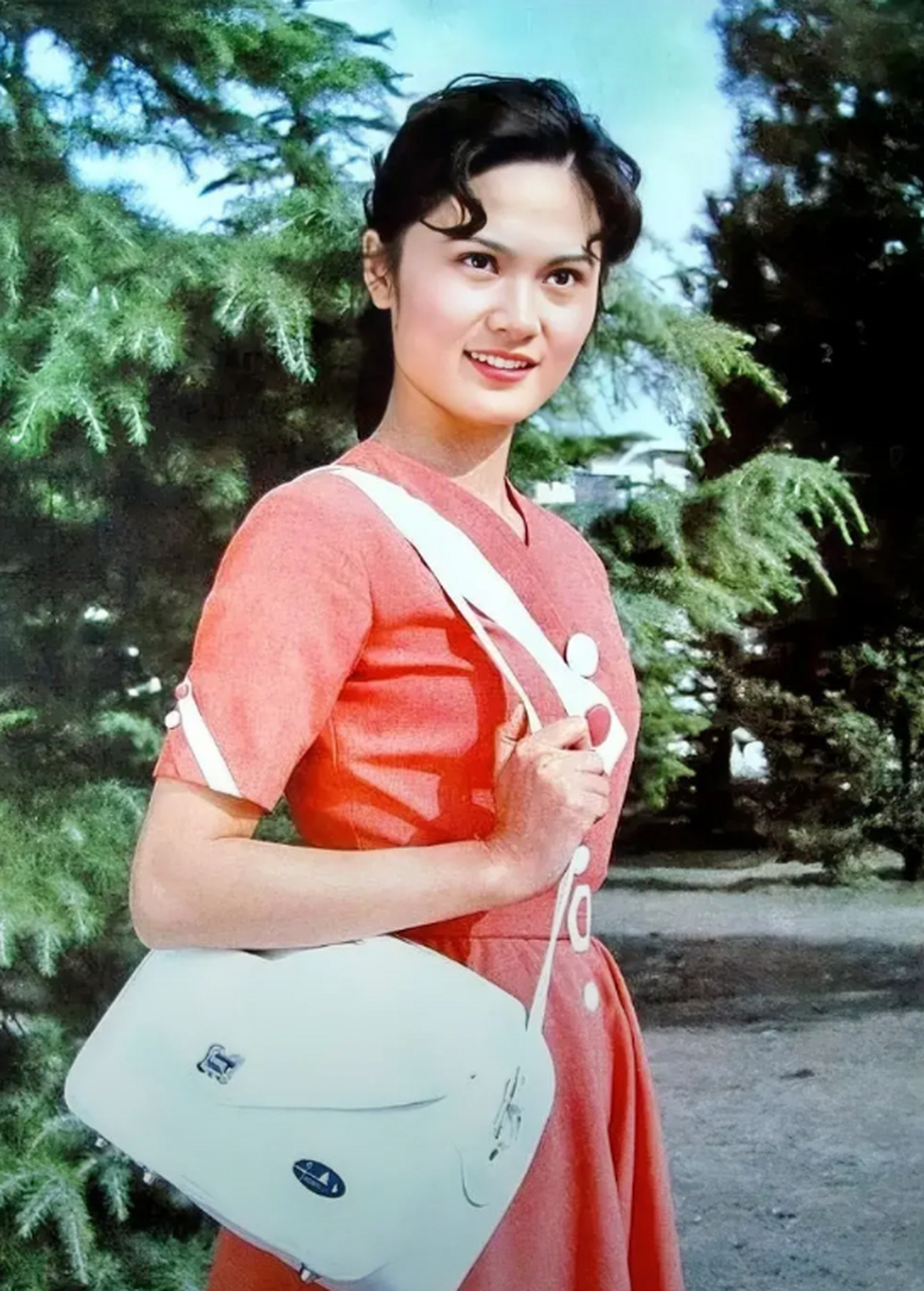她主演了多部经典影片,包括《欢欢笑笑》,《白桦林