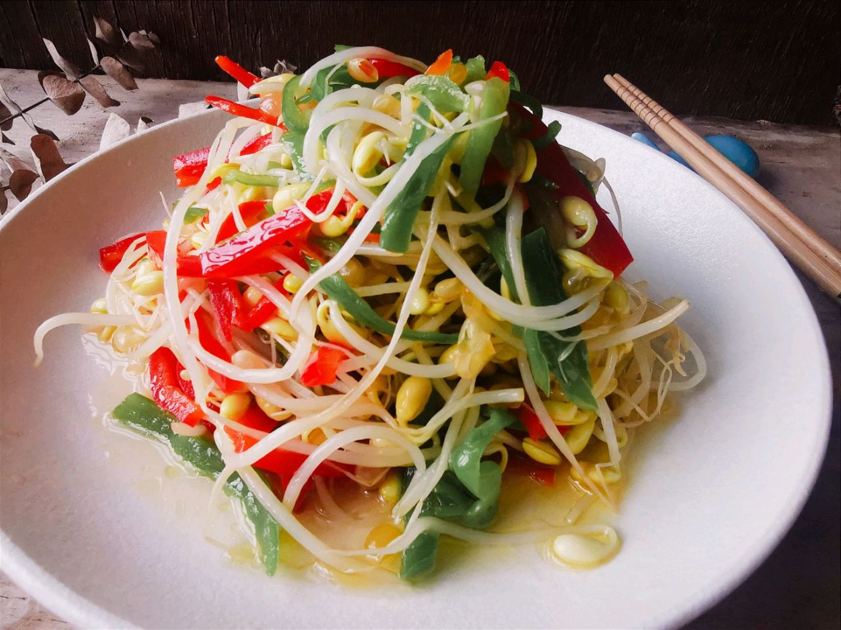 藤椒金钩如意菜 黄豆芽在我们这里是家家户户都非常喜爱的一道菜,因为