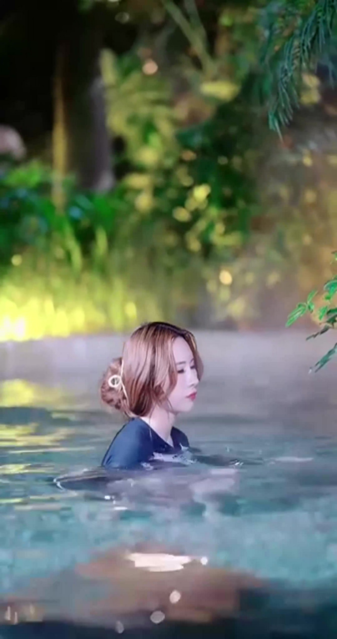 美女穿泳装泡温泉,站起来的那一刻,我惊呆了