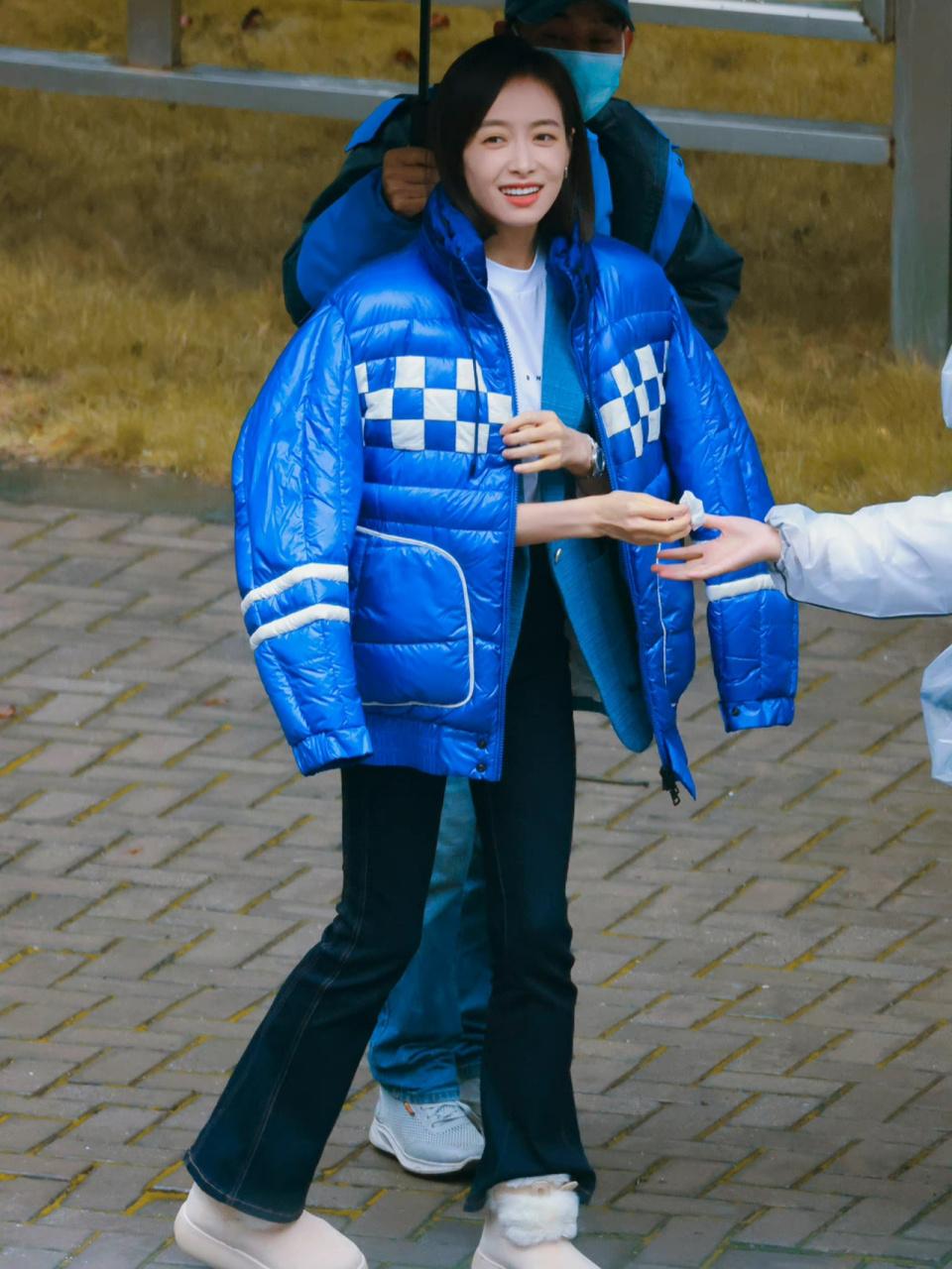 宋茜私服穿搭|蓝色羽绒服很亮眼好看