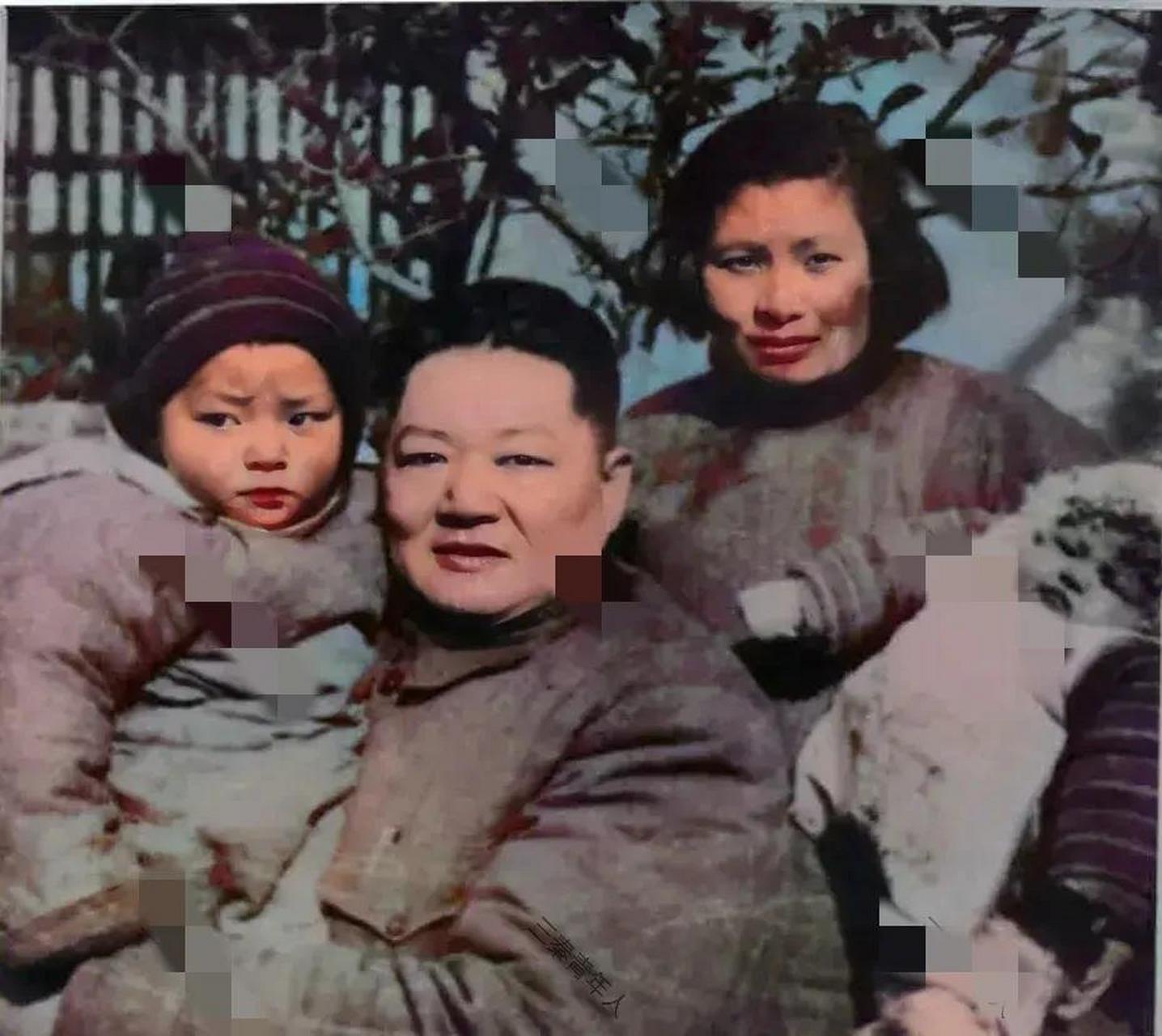 这是1945年,罗炳辉将军的最后一张全家福,照片中的人是他的妻子张明秀