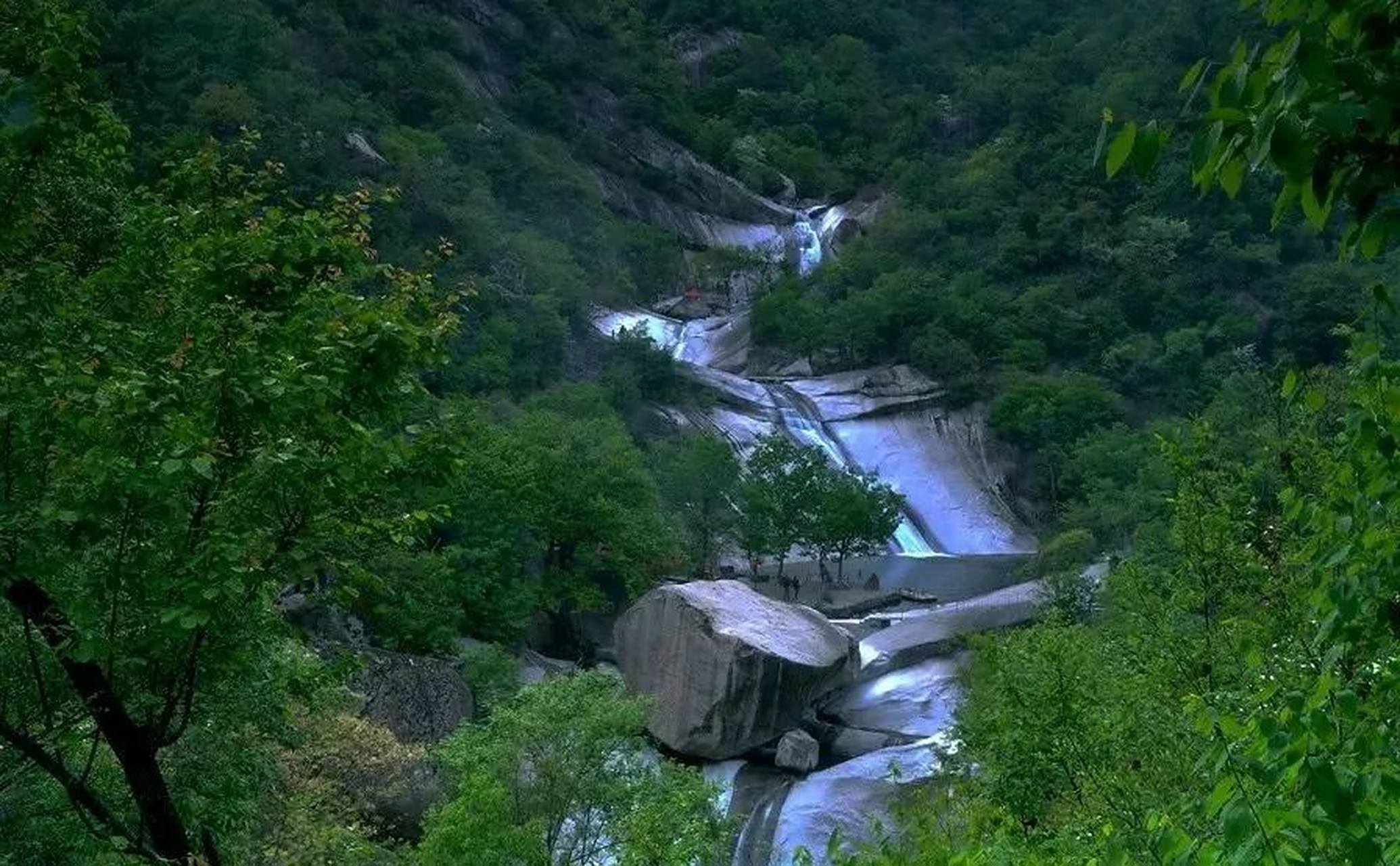 龙潭沟自然生态风景区位于南阳市西峡县双龙镇化山村,地处伏牛山脉