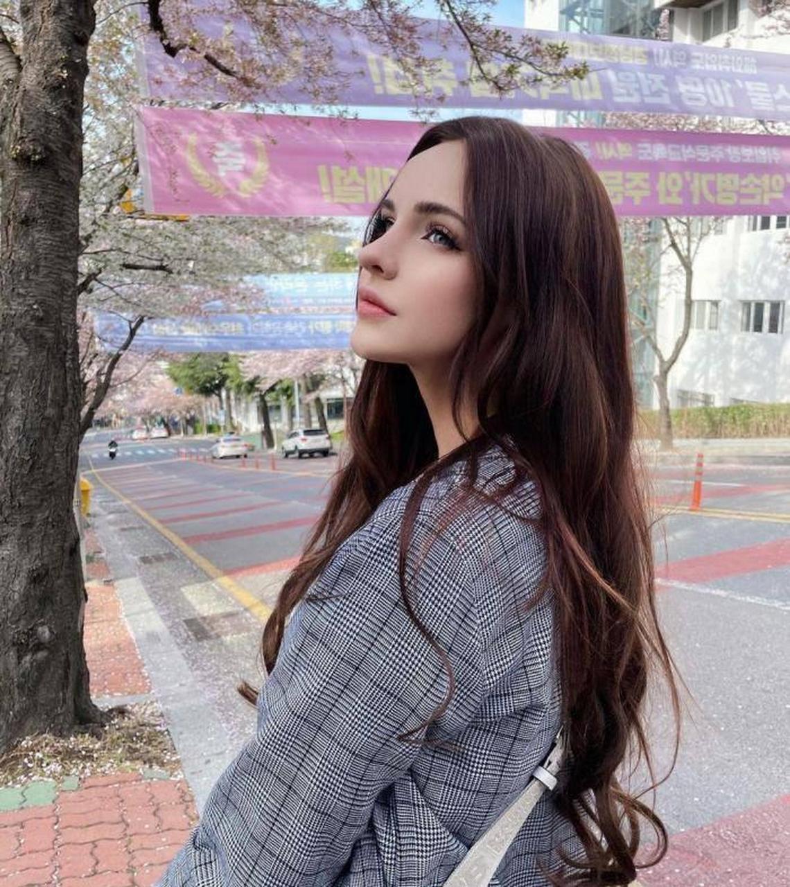 五官精致又立体的外国美女,光是这双深邃的眼睛,就让人很着迷