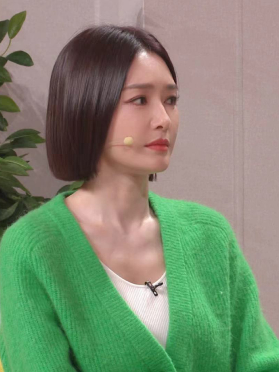 秦岚春晚小品中穿的绿毛衣 哈哈哈哈,身材很棒啊!