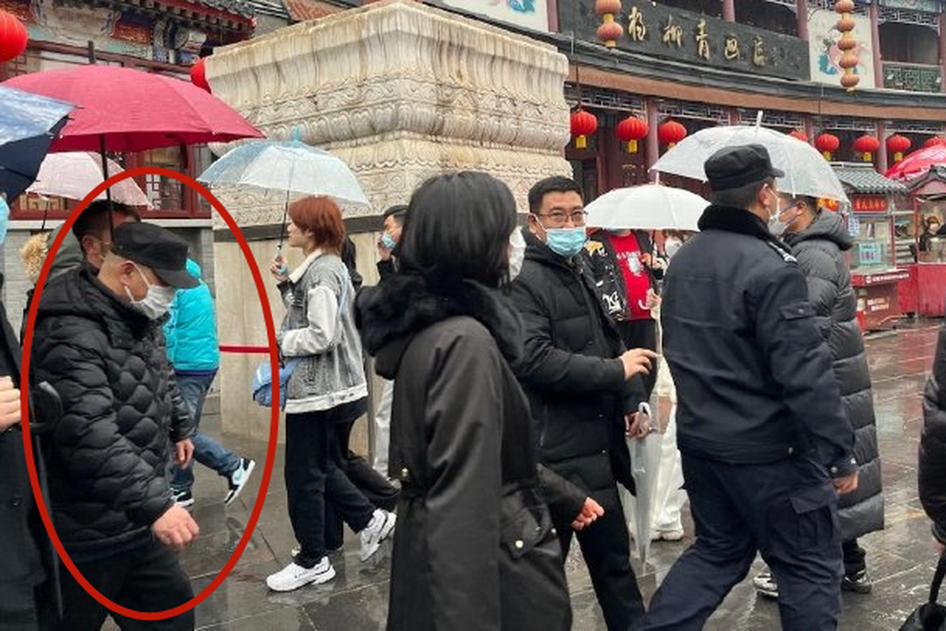 2月18日,德云社郭德纲现身天津古文化街考察的一幕引热议.