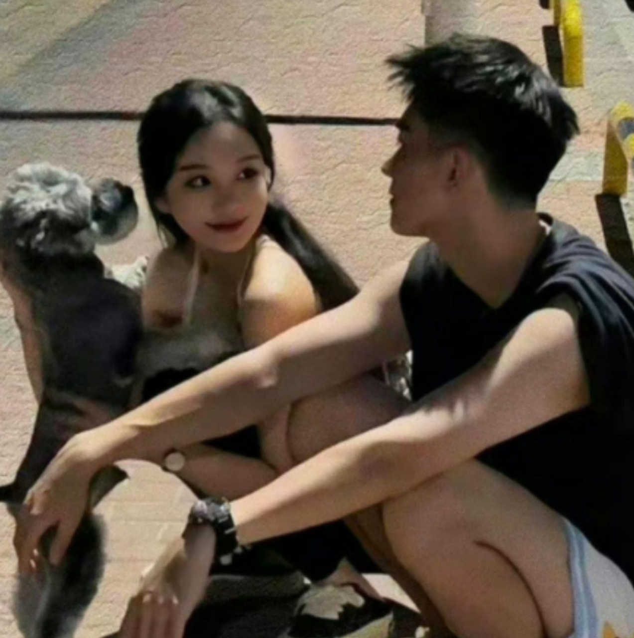 看来这是一个单身狗,还是一个电灯泡