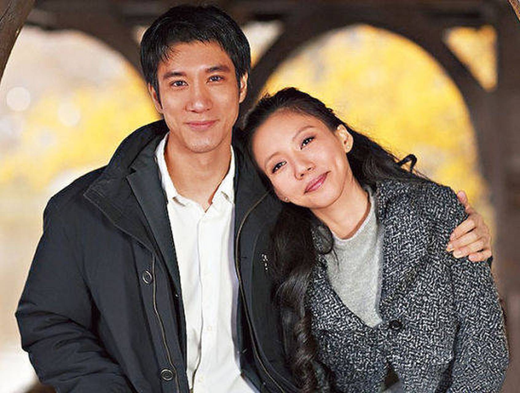 46岁王力宏参加朋友婚礼,模样大变憔悴很多,与美女合影都没自信