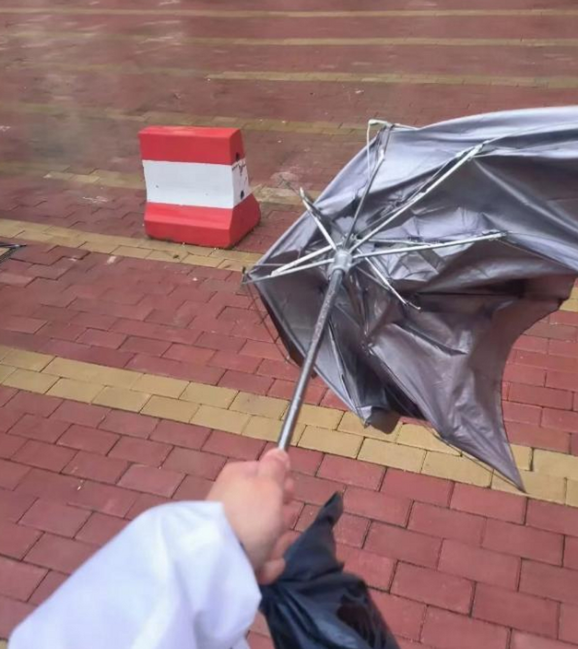 就算是下刀子也要上班的打工人,大风把伞都吹没了